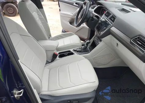 2022 Volkswagen Tiguan 2.0T Sel R-Line z USA, uszkodzony, nr VIN 3VV4B7AX1NM069415